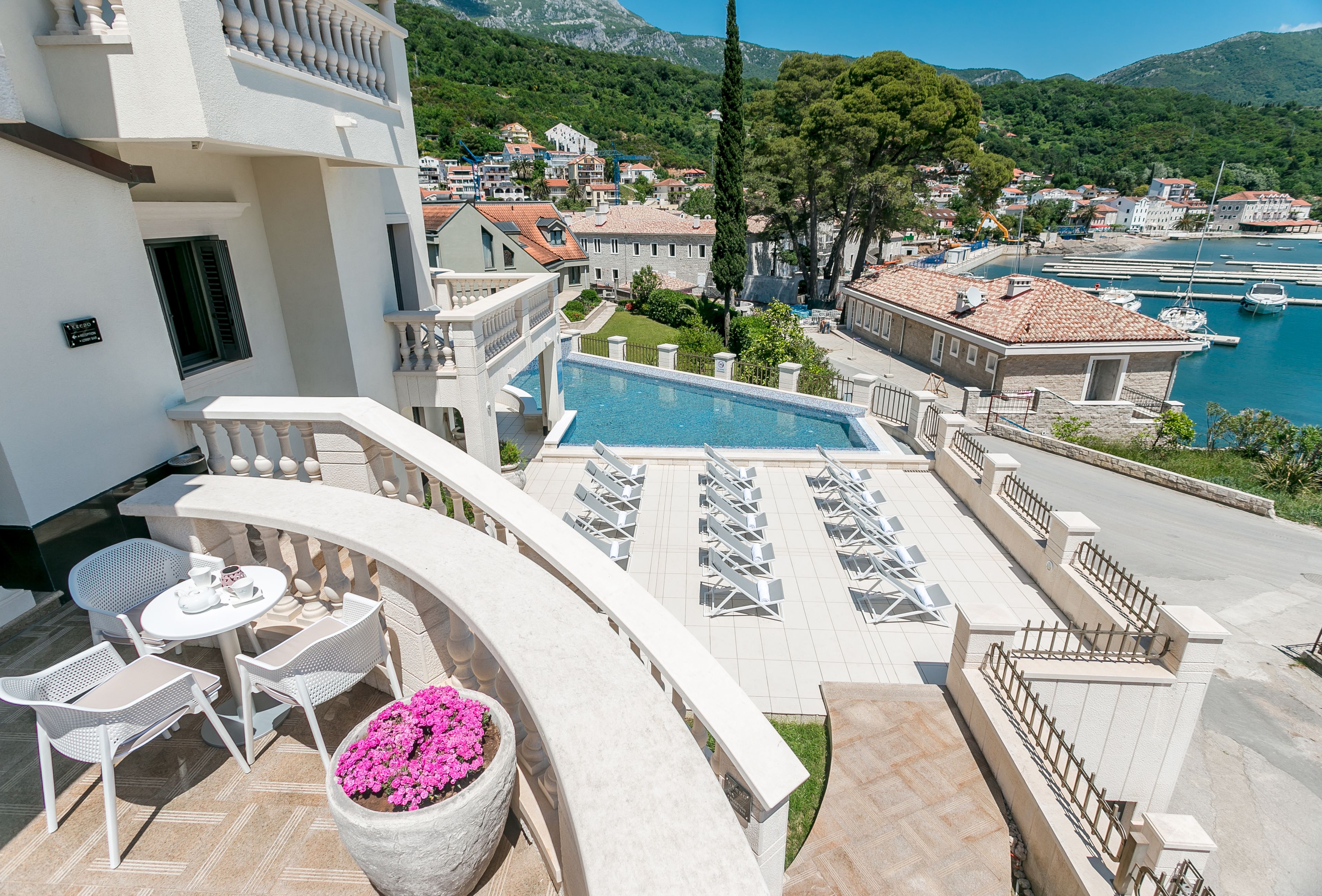 Seasonal outdoor pool, open 8:00 PM to 9:00 PM, sun loungers
