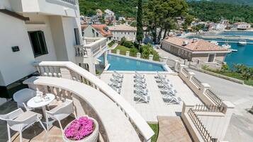 Seasonal outdoor pool, open 8:00 PM to 9:00 PM, sun loungers