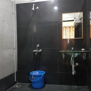 Ducha, artículos de higiene personal gratuitos y secador de pelo