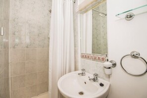 Regadera, regadera tipo lluvia, secadora de cabello, toallas 
