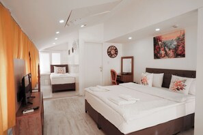 Tremannsrom – superior | Safe på rommet, skrivebord, skrivebord for bærbar PC og lydisolert