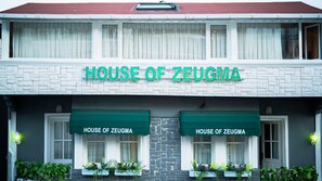 A building with the sign "HOUSE OF ZEUGMA" above the entrance. - Hotel Zeugma (Istanbul)