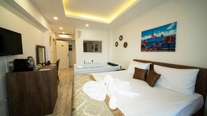 A hotel room with a bed, a desk, a TV, and a bathroom. - Hotel Zeugma (Istanbul)