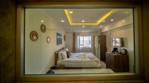 A hotel room with a bed, bedside table, and a TV. - Hotel Zeugma (Istanbul)