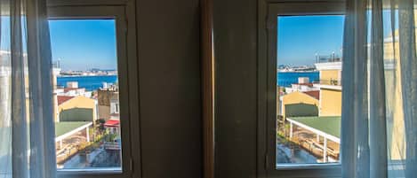 Habitación Confort | Caja de seguridad en la habitación y escritorio