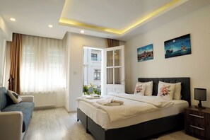 Deluxe Triple Room | In-room safe, desk, laptop workspace, soundproofing - Hotel Zeugma (Istanbul)