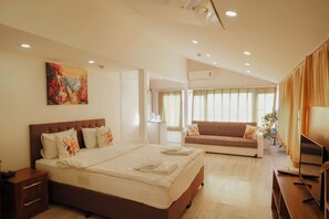 Tremannsrom – superior | Safe på rommet, skrivebord, skrivebord for bærbar PC og lydisolert