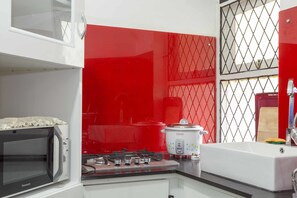 Fridge, microwave, stovetop, electric kettle - Manning Apartment (Colombo)