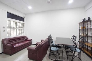 Dining - Manning Apartment (Colombo)