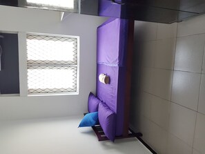 2 habitaciones, escritorio, tabla de planchar con plancha y cunas
