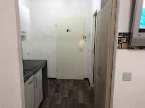 Departamento | Cocina privada | Refrigerador con congelador, parrilla de estufa y cafetera y tetera 