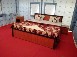 Bureau, lits pliants/supplémentaires, draps fournis