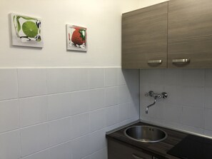 Departamento | Cocina privada | Refrigerador con congelador, parrilla de estufa y cafetera y tetera 