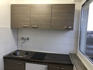 Departamento | Cocina privada | Refrigerador con congelador, parrilla de estufa y cafetera y tetera 