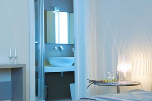Comfort Double or Twin Room, 1 King Bed | Bathroom | Shower, rainfall showerhead, designer toiletries, hair dryer - Villa Savarino (Vittoria)