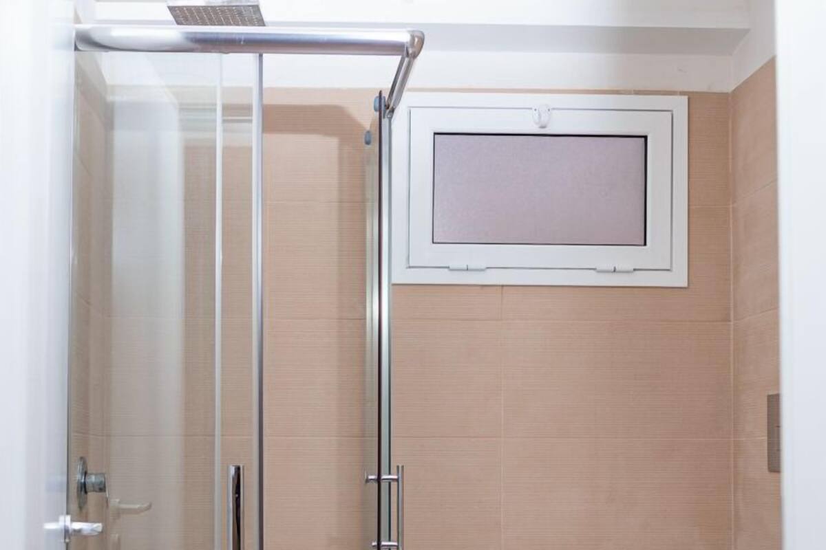Een moderne badkamer met een douchecabine van glas, een toilet en een bidet.