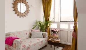 Interior - La Casa de Las Camelias (Valdes)