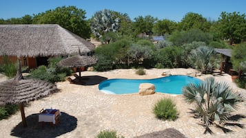 Una piscina al aire libre, sombrillas