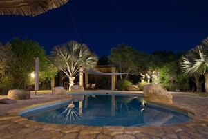 Utomhuspool, parasoller och solstolar