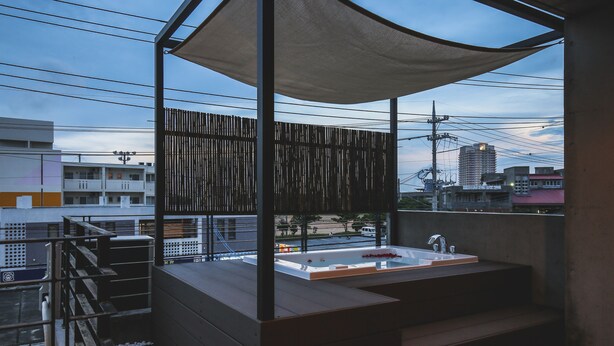 Terraza en la azotea con lavabo integrado y toldo.