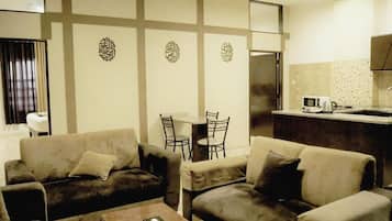 2 bedrooms, premium bedding, minibar, in-room safe