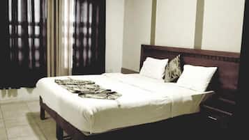 2 bedrooms, premium bedding, minibar, in-room safe