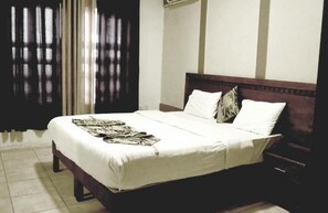 2 bedrooms, premium bedding, minibar, in-room safe