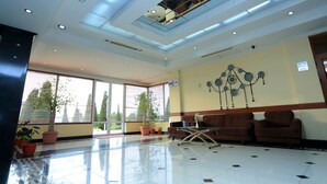 Lobby sitting area - Regal Palace Samarkand (Samarkand)