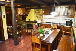 Casa, 3 habitaciones (La Calella) | Cocina privada | Refrigerador con congelador, microondas y parrilla de estufa