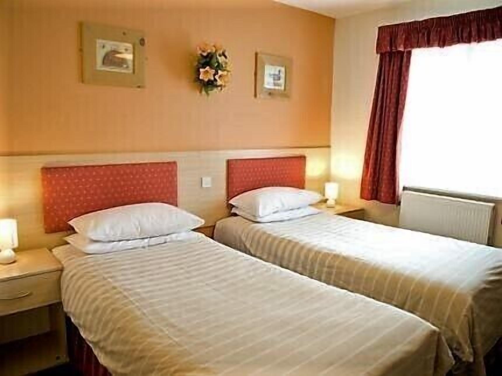 Cribs (free), WiFi (surcharge), bed sheets