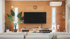 En 70-tommers Flatskjerm-TV med digitale kanaler samt TV