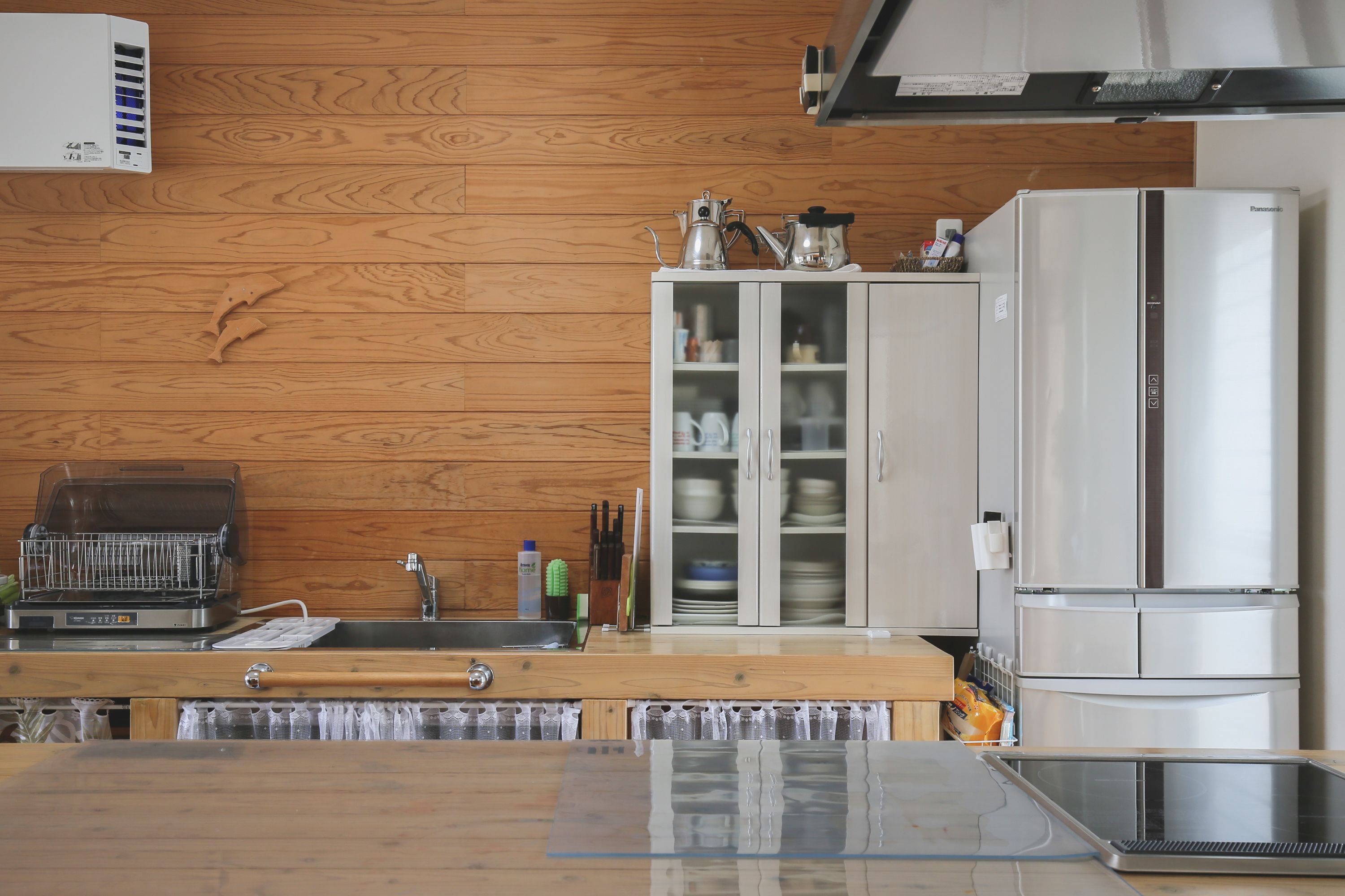 Full-size fridge, microwave, stovetop, electric kettle