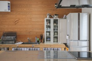 Køleskab/fryser i fuld størrelse, mikrobølgeovn, kogeplade, elkedel