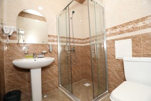 Shower, free toiletries, hair dryer, slippers - İstanbul Gold Hotel Baku (Baku)