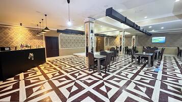 Dagelijks uitgebreid ontbijt (AZN 5 per persoon)