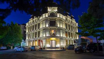 Vista frontal de la propiedad por la tarde o noche