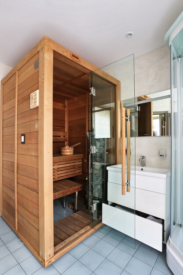 Habitación de lujo doble, 1 cama de matrimonio grande, sauna, vistas al patio | Baño | Artículos de higiene personal gratuitos, secador de pelo y zapatillas