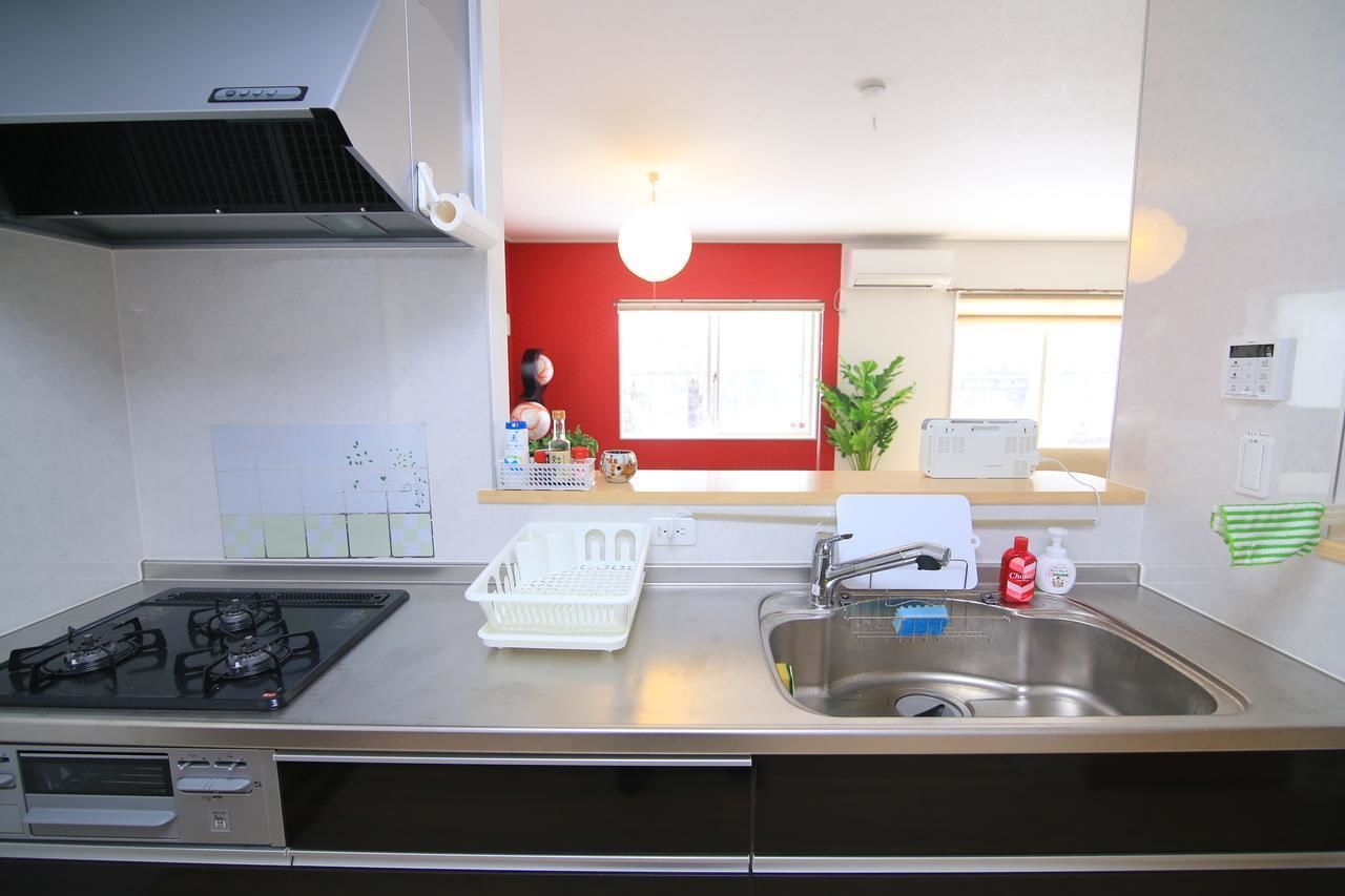 冷蔵庫、電子レンジ、調理器具と食器