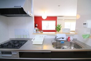 冷蔵庫、電子レンジ、調理器具と食器