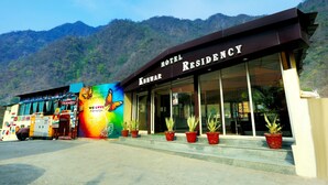 A hotel named "Hotel Kuvar Residency" with a mountain backdrop. - Kunwar Residency (Narendranagar)