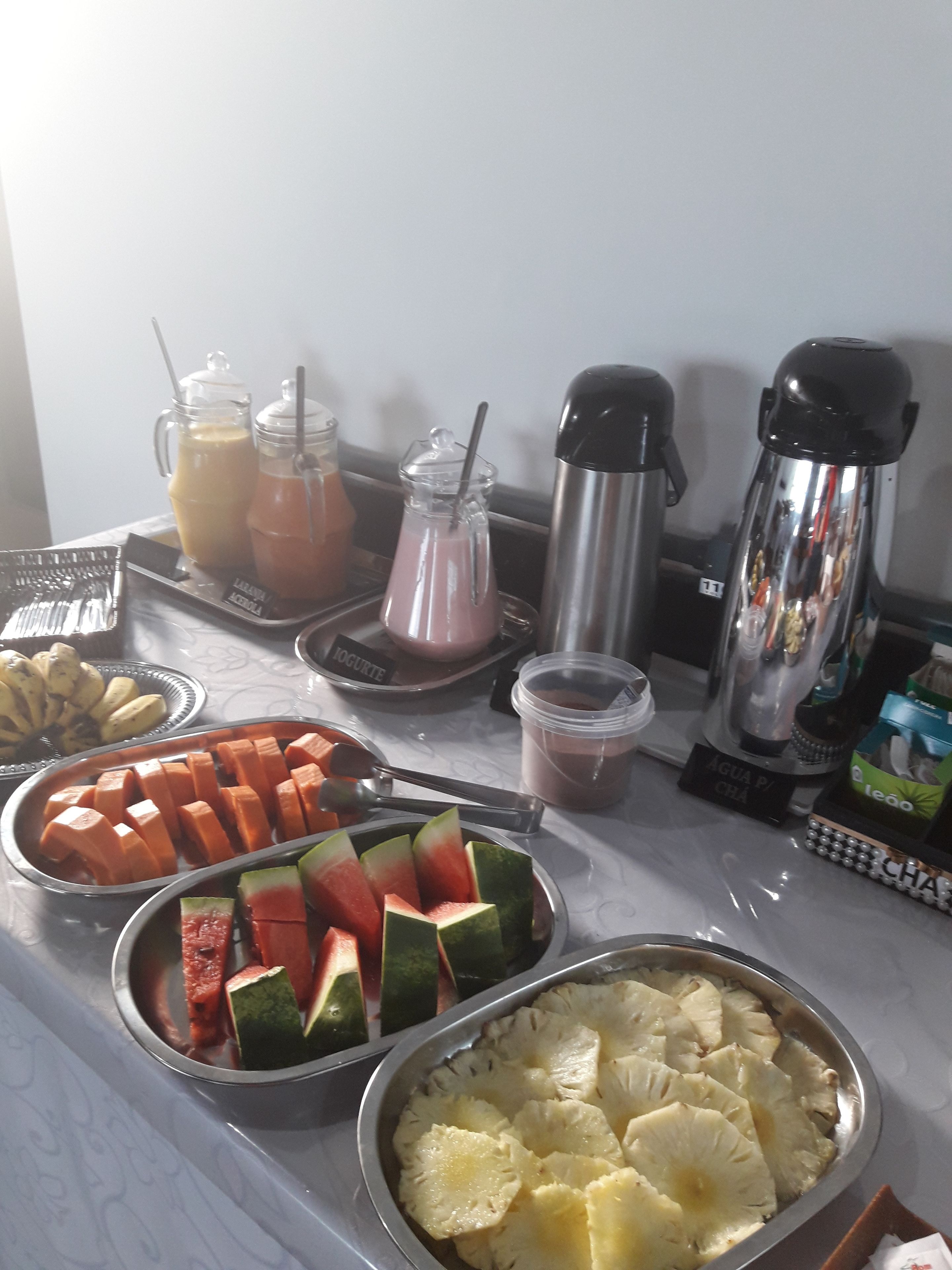 朝食 (コンチネンタル ブレックファスト)、毎日提供 (無料)