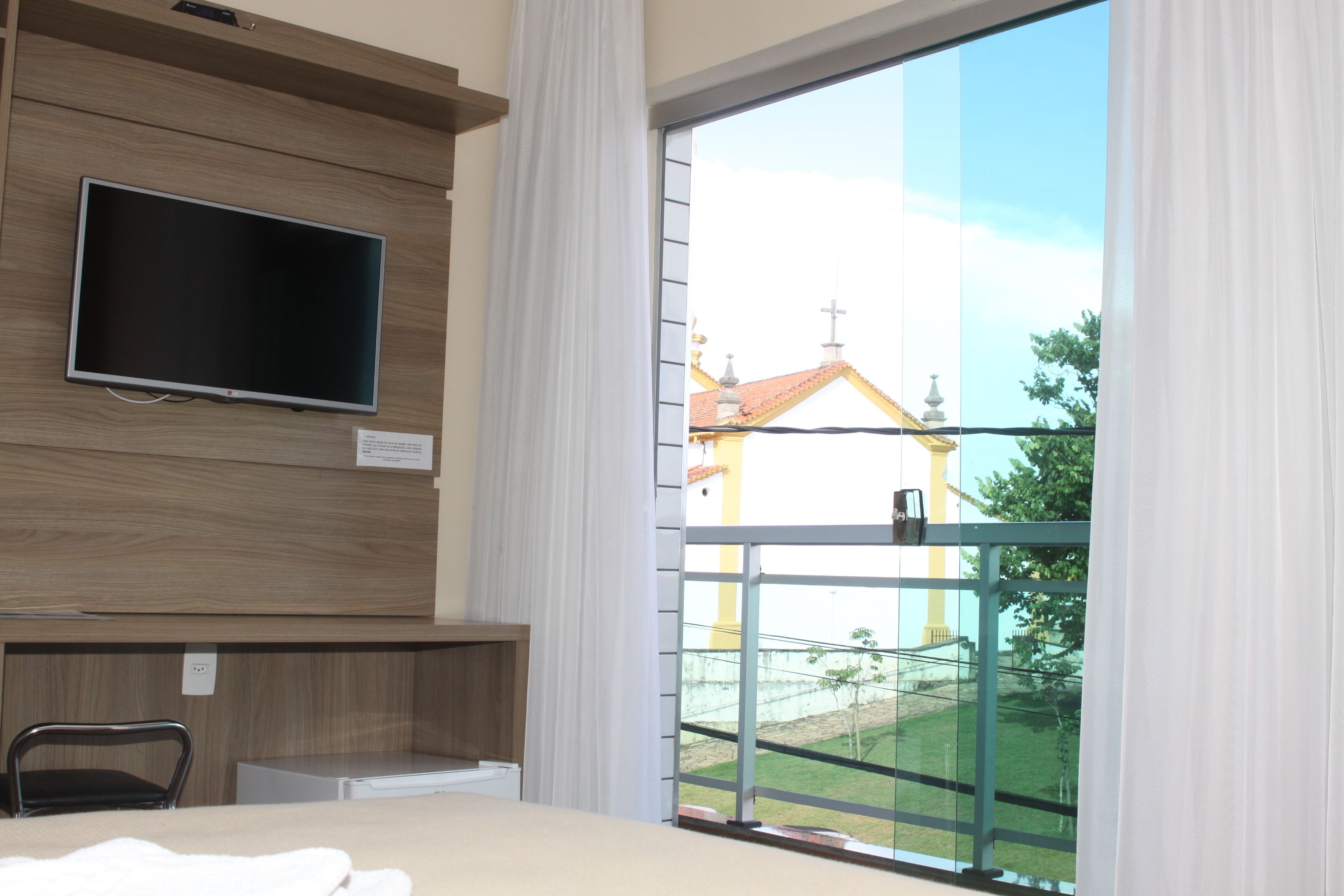 18 habitaciones, minibar, muebles diferentes y escritorio 