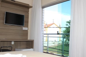 18 habitaciones, minibar, muebles diferentes y escritorio 