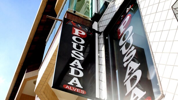 Une devanture de magasin avec une enseigne indiquant « POUSADA ALVES ».