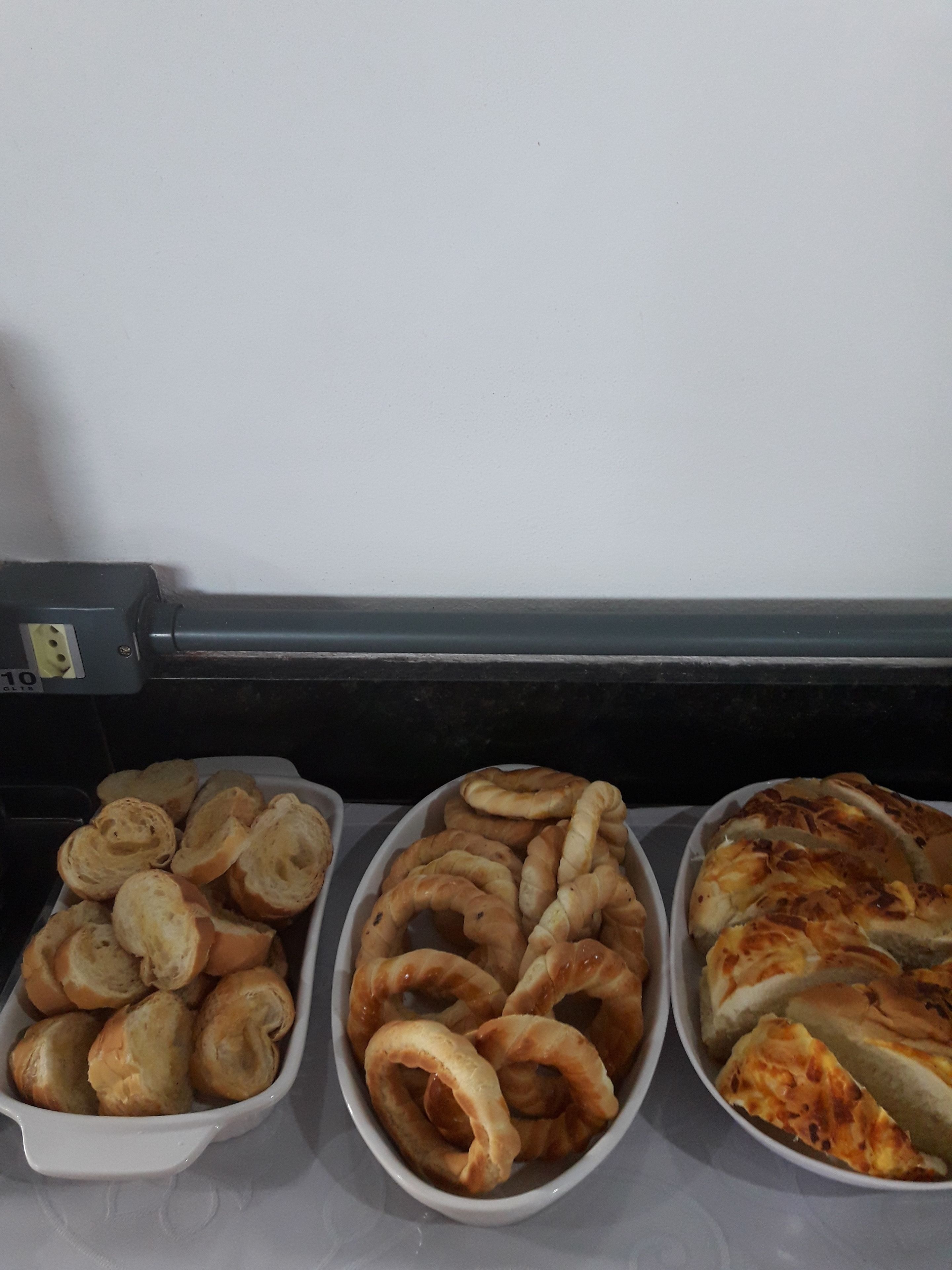 Tres platos blancos con distintos tipos de productos horneados.