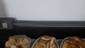 Tres platos blancos con distintos tipos de productos horneados.