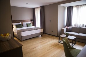 Deluxe Double Room | Minibar, in-room safe, desk, blackout drapes