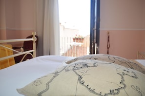 Junior-Suite, Meerblick | 1 Schlafzimmer, Minibar, Zimmersafe, Schreibtisch