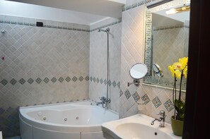 Jetted bath, rainfall showerhead, free toiletries, hair dryer - Hotel Palazzo Krataiis (Scilla)