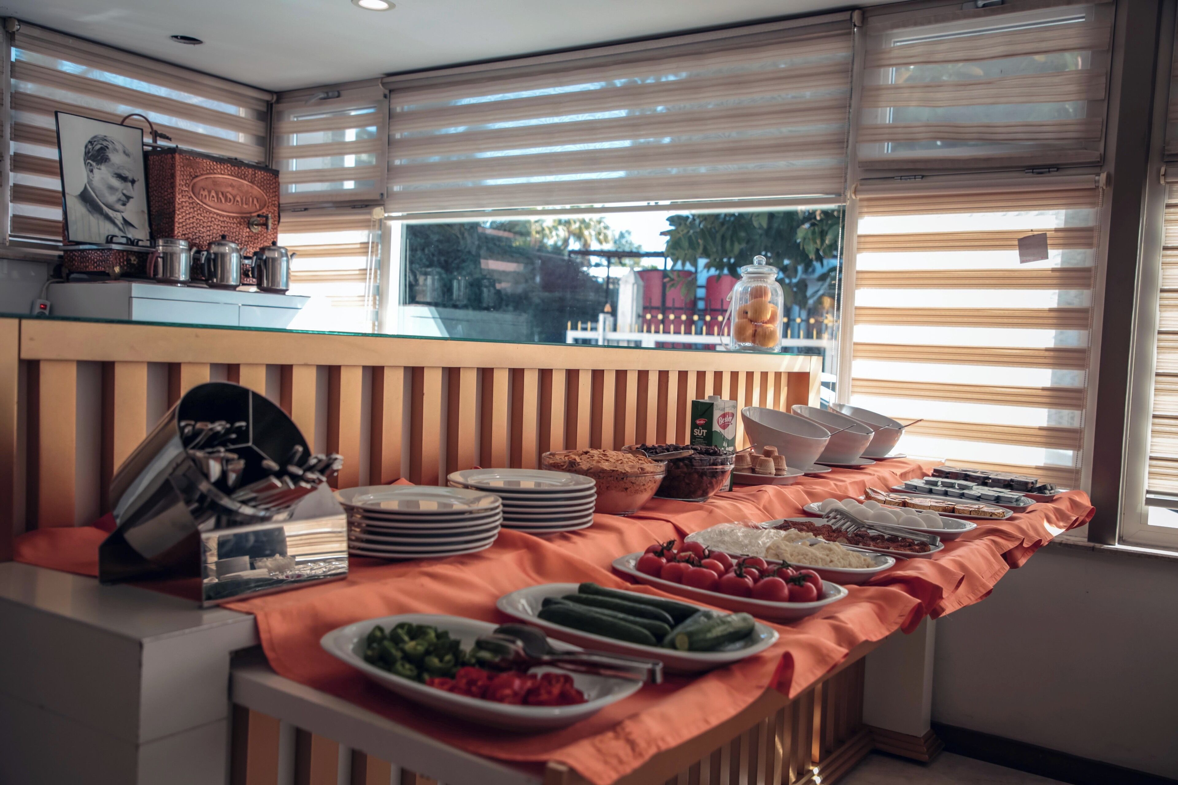 بوفيه فطور مجانًا يوميًا